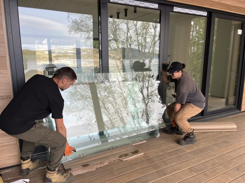 Installation de barrière en verre