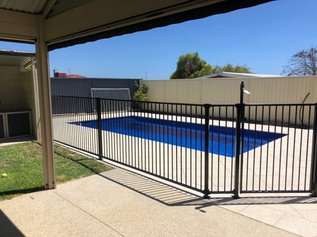 Barriere de securite de metal pour piscine