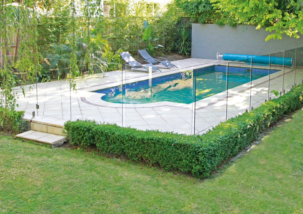 Barriere moderne en vitre pour piscine